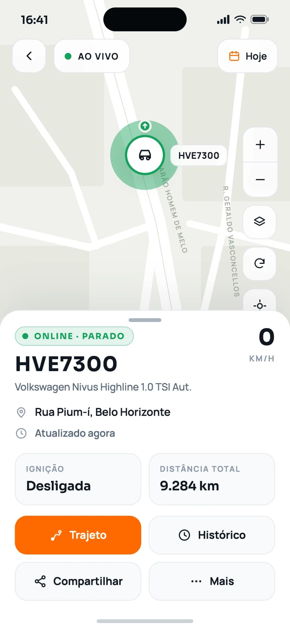 Rastreamento ao vivo: veículo no mapa com velocidade, ignição, endereço e distância total.